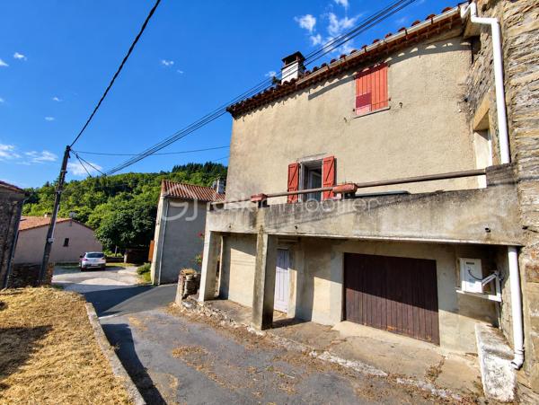 À seulement 5 minutes de Saint-Pons-de-Thomières, découvrez cette maison de village mitoyenne d’un côté, pleine de caractère, qui n’attend qu’un nouveau projet pour révéler tout son potentiel.

Ici, pas question de vous cacher les travaux à prévoir. En revanche, les volumes, le balcon, les dépendances et l’environnement offrent une très jolie base pour imaginer une maison chaleureuse, en résidence principale comme en maison de vacances.
BRASSAC – MAISON DE CARACTÈRE – BALCON – GARAGE – DÉPENDANCES – BEAU POTENTIEL
✨ Et parce qu’il est parfois difficile de se projeter au-delà d’une décoration ou de couleurs existantes, certaines photos ont été retravaillées en projection d’aménagement.
Murs éclaircis, cuisine revisitée… L’objectif n’est pas de vous montrer ce qui existe aujourd’hui, mais de vous aider à imaginer ce que cette maison pourrait devenir demain.

UNE MAISON AUX BEAUX VOLUMES

Après quelques marches en pierre, vous accédez à une grande cuisine d’environ 25 m², équipée d’un insert fermé.
Elle ouvre directement sur un balcon d’environ 6 m², avec une jolie vue sur la verdure : un vrai petit espace extérieur pour profiter des beaux jours.
Dans la continuité, vous découvrirez un salon lumineux d’environ 28 m² ainsi qu’un WC.
L’espace nuit se répartit en deux parties avec plusieurs chambres, dont une disposant déjà d’une douche et d’un lavabo, ainsi qu’un vestibule de 9 m² et une salle de bains d’environ 9 m².
Côté pratique, la maison dispose également d’un garage d'environ 30 m² et d’une cave/buanderie d'environ 30 m².
À l’extérieur, une petite parcelle d'environ 40 m² située devant la maison permet d’imaginer un coin détente, quelques plantations ou simplement un espace pour profiter du soleil.

🔧 CÔTÉ TECHNIQUE

La maison bénéficie déjà d’un chauffe-eau thermodynamique et de panneaux solaires. Il est également possible d’envisager l’installation d’un poêle.
Des travaux restent à prévoir, notamment l’électricité, le système de chauffage et la toiture ( nous avons un devis de 15000). Le prix et la présentation du bien tiennent naturellement compte de ces éléments.

❤️ UNE MAISON POUR CEUX QUI SAVENT SE PROJETER

Ce n’est peut-être pas la maison où l’on pose simplement ses valises… mais c’est justement ce qui fait son intérêt.
Avec quelques travaux et de bonnes idées, elle peut devenir un véritable cocon au cœur d’un environnement verdoyant, à quelques minutes seulement des commodités de Saint-Pons-de-Thomières.
📸 Certaines photos de l’annonce sont des projections réalisées à partir des pièces existantes afin de vous permettre de visualiser leur potentiel après rafraîchissement.
Et pour la suite du projet, nous pouvons également vous mettre en relation avec des artisans de confiance ainsi qu’une courtière.

📹 Vidéo sur demande – visite virtuelle possible.

Vous avez envie d’une maison avec du caractère et surtout d’un projet qui puisse devenir vraiment le vôtre ? Contactez-moi pour venir la découvrir.
Pour le titre d’annonce sur les portails, je partirais sur quelque chose de beaucoup plus efficace et factuel :
BRASSAC – MAISON DE CARACTÈRE – BALCON – GARAGE – DÉPENDANCES – BEAU POTENTIEL

🏡 Et si vous regardiez cette maison non pas telle qu’elle est… mais telle qu’elle pourrait devenir ? ✨