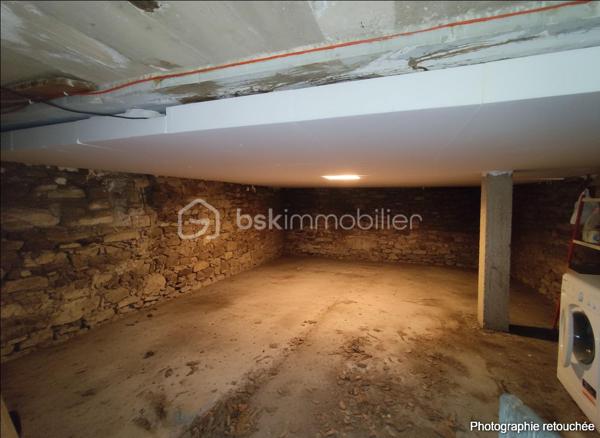 À seulement 5 minutes de Saint-Pons-de-Thomières, découvrez cette maison de village mitoyenne d’un côté, pleine de caractère, qui n’attend qu’un nouveau projet pour révéler tout son potentiel.

Ici, pas question de vous cacher les travaux à prévoir. En revanche, les volumes, le balcon, les dépendances et l’environnement offrent une très jolie base pour imaginer une maison chaleureuse, en résidence principale comme en maison de vacances.
BRASSAC – MAISON DE CARACTÈRE – BALCON – GARAGE – DÉPENDANCES – BEAU POTENTIEL
✨ Et parce qu’il est parfois difficile de se projeter au-delà d’une décoration ou de couleurs existantes, certaines photos ont été retravaillées en projection d’aménagement.
Murs éclaircis, cuisine revisitée… L’objectif n’est pas de vous montrer ce qui existe aujourd’hui, mais de vous aider à imaginer ce que cette maison pourrait devenir demain.

UNE MAISON AUX BEAUX VOLUMES

Après quelques marches en pierre, vous accédez à une grande cuisine d’environ 25 m², équipée d’un insert fermé.
Elle ouvre directement sur un balcon d’environ 6 m², avec une jolie vue sur la verdure : un vrai petit espace extérieur pour profiter des beaux jours.
Dans la continuité, vous découvrirez un salon lumineux d’environ 28 m² ainsi qu’un WC.
L’espace nuit se répartit en deux parties avec plusieurs chambres, dont une disposant déjà d’une douche et d’un lavabo, ainsi qu’un vestibule de 9 m² et une salle de bains d’environ 9 m².
Côté pratique, la maison dispose également d’un garage d'environ 30 m² et d’une cave/buanderie d'environ 30 m².
À l’extérieur, une petite parcelle d'environ 40 m² située devant la maison permet d’imaginer un coin détente, quelques plantations ou simplement un espace pour profiter du soleil.

🔧 CÔTÉ TECHNIQUE

La maison bénéficie déjà d’un chauffe-eau thermodynamique et de panneaux solaires. Il est également possible d’envisager l’installation d’un poêle.
Des travaux restent à prévoir, notamment l’électricité, le système de chauffage et la toiture ( nous avons un devis de 15000). Le prix et la présentation du bien tiennent naturellement compte de ces éléments.

❤️ UNE MAISON POUR CEUX QUI SAVENT SE PROJETER

Ce n’est peut-être pas la maison où l’on pose simplement ses valises… mais c’est justement ce qui fait son intérêt.
Avec quelques travaux et de bonnes idées, elle peut devenir un véritable cocon au cœur d’un environnement verdoyant, à quelques minutes seulement des commodités de Saint-Pons-de-Thomières.
📸 Certaines photos de l’annonce sont des projections réalisées à partir des pièces existantes afin de vous permettre de visualiser leur potentiel après rafraîchissement.
Et pour la suite du projet, nous pouvons également vous mettre en relation avec des artisans de confiance ainsi qu’une courtière.

📹 Vidéo sur demande – visite virtuelle possible.

Vous avez envie d’une maison avec du caractère et surtout d’un projet qui puisse devenir vraiment le vôtre ? Contactez-moi pour venir la découvrir.
Pour le titre d’annonce sur les portails, je partirais sur quelque chose de beaucoup plus efficace et factuel :
BRASSAC – MAISON DE CARACTÈRE – BALCON – GARAGE – DÉPENDANCES – BEAU POTENTIEL

🏡 Et si vous regardiez cette maison non pas telle qu’elle est… mais telle qu’elle pourrait devenir ? ✨