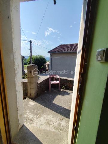 À seulement 5 minutes de Saint-Pons-de-Thomières, découvrez cette maison de village mitoyenne d’un côté, pleine de caractère, qui n’attend qu’un nouveau projet pour révéler tout son potentiel.

Ici, pas question de vous cacher les travaux à prévoir. En revanche, les volumes, le balcon, les dépendances et l’environnement offrent une très jolie base pour imaginer une maison chaleureuse, en résidence principale comme en maison de vacances.
BRASSAC – MAISON DE CARACTÈRE – BALCON – GARAGE – DÉPENDANCES – BEAU POTENTIEL
✨ Et parce qu’il est parfois difficile de se projeter au-delà d’une décoration ou de couleurs existantes, certaines photos ont été retravaillées en projection d’aménagement.
Murs éclaircis, cuisine revisitée… L’objectif n’est pas de vous montrer ce qui existe aujourd’hui, mais de vous aider à imaginer ce que cette maison pourrait devenir demain.

UNE MAISON AUX BEAUX VOLUMES

Après quelques marches en pierre, vous accédez à une grande cuisine d’environ 25 m², équipée d’un insert fermé.
Elle ouvre directement sur un balcon d’environ 6 m², avec une jolie vue sur la verdure : un vrai petit espace extérieur pour profiter des beaux jours.
Dans la continuité, vous découvrirez un salon lumineux d’environ 28 m² ainsi qu’un WC.
L’espace nuit se répartit en deux parties avec plusieurs chambres, dont une disposant déjà d’une douche et d’un lavabo, ainsi qu’un vestibule de 9 m² et une salle de bains d’environ 9 m².
Côté pratique, la maison dispose également d’un garage d'environ 30 m² et d’une cave/buanderie d'environ 30 m².
À l’extérieur, une petite parcelle d'environ 40 m² située devant la maison permet d’imaginer un coin détente, quelques plantations ou simplement un espace pour profiter du soleil.

🔧 CÔTÉ TECHNIQUE

La maison bénéficie déjà d’un chauffe-eau thermodynamique et de panneaux solaires. Il est également possible d’envisager l’installation d’un poêle.
Des travaux restent à prévoir, notamment l’électricité, le système de chauffage et la toiture ( nous avons un devis de 15000). Le prix et la présentation du bien tiennent naturellement compte de ces éléments.

❤️ UNE MAISON POUR CEUX QUI SAVENT SE PROJETER

Ce n’est peut-être pas la maison où l’on pose simplement ses valises… mais c’est justement ce qui fait son intérêt.
Avec quelques travaux et de bonnes idées, elle peut devenir un véritable cocon au cœur d’un environnement verdoyant, à quelques minutes seulement des commodités de Saint-Pons-de-Thomières.
📸 Certaines photos de l’annonce sont des projections réalisées à partir des pièces existantes afin de vous permettre de visualiser leur potentiel après rafraîchissement.
Et pour la suite du projet, nous pouvons également vous mettre en relation avec des artisans de confiance ainsi qu’une courtière.

📹 Vidéo sur demande – visite virtuelle possible.

Vous avez envie d’une maison avec du caractère et surtout d’un projet qui puisse devenir vraiment le vôtre ? Contactez-moi pour venir la découvrir.
Pour le titre d’annonce sur les portails, je partirais sur quelque chose de beaucoup plus efficace et factuel :
BRASSAC – MAISON DE CARACTÈRE – BALCON – GARAGE – DÉPENDANCES – BEAU POTENTIEL

🏡 Et si vous regardiez cette maison non pas telle qu’elle est… mais telle qu’elle pourrait devenir ? ✨