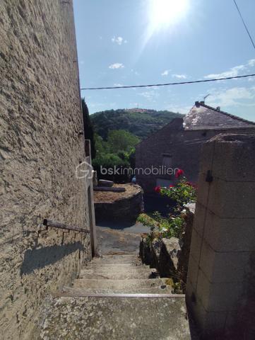 À seulement 5 minutes de Saint-Pons-de-Thomières, découvrez cette maison de village mitoyenne d’un côté, pleine de caractère, qui n’attend qu’un nouveau projet pour révéler tout son potentiel.

Ici, pas question de vous cacher les travaux à prévoir. En revanche, les volumes, le balcon, les dépendances et l’environnement offrent une très jolie base pour imaginer une maison chaleureuse, en résidence principale comme en maison de vacances.
BRASSAC – MAISON DE CARACTÈRE – BALCON – GARAGE – DÉPENDANCES – BEAU POTENTIEL
✨ Et parce qu’il est parfois difficile de se projeter au-delà d’une décoration ou de couleurs existantes, certaines photos ont été retravaillées en projection d’aménagement.
Murs éclaircis, cuisine revisitée… L’objectif n’est pas de vous montrer ce qui existe aujourd’hui, mais de vous aider à imaginer ce que cette maison pourrait devenir demain.

UNE MAISON AUX BEAUX VOLUMES

Après quelques marches en pierre, vous accédez à une grande cuisine d’environ 25 m², équipée d’un insert fermé.
Elle ouvre directement sur un balcon d’environ 6 m², avec une jolie vue sur la verdure : un vrai petit espace extérieur pour profiter des beaux jours.
Dans la continuité, vous découvrirez un salon lumineux d’environ 28 m² ainsi qu’un WC.
L’espace nuit se répartit en deux parties avec plusieurs chambres, dont une disposant déjà d’une douche et d’un lavabo, ainsi qu’un vestibule de 9 m² et une salle de bains d’environ 9 m².
Côté pratique, la maison dispose également d’un garage d'environ 30 m² et d’une cave/buanderie d'environ 30 m².
À l’extérieur, une petite parcelle d'environ 40 m² située devant la maison permet d’imaginer un coin détente, quelques plantations ou simplement un espace pour profiter du soleil.

🔧 CÔTÉ TECHNIQUE

La maison bénéficie déjà d’un chauffe-eau thermodynamique et de panneaux solaires. Il est également possible d’envisager l’installation d’un poêle.
Des travaux restent à prévoir, notamment l’électricité, le système de chauffage et la toiture ( nous avons un devis de 15000). Le prix et la présentation du bien tiennent naturellement compte de ces éléments.

❤️ UNE MAISON POUR CEUX QUI SAVENT SE PROJETER

Ce n’est peut-être pas la maison où l’on pose simplement ses valises… mais c’est justement ce qui fait son intérêt.
Avec quelques travaux et de bonnes idées, elle peut devenir un véritable cocon au cœur d’un environnement verdoyant, à quelques minutes seulement des commodités de Saint-Pons-de-Thomières.
📸 Certaines photos de l’annonce sont des projections réalisées à partir des pièces existantes afin de vous permettre de visualiser leur potentiel après rafraîchissement.
Et pour la suite du projet, nous pouvons également vous mettre en relation avec des artisans de confiance ainsi qu’une courtière.

📹 Vidéo sur demande – visite virtuelle possible.

Vous avez envie d’une maison avec du caractère et surtout d’un projet qui puisse devenir vraiment le vôtre ? Contactez-moi pour venir la découvrir.
Pour le titre d’annonce sur les portails, je partirais sur quelque chose de beaucoup plus efficace et factuel :
BRASSAC – MAISON DE CARACTÈRE – BALCON – GARAGE – DÉPENDANCES – BEAU POTENTIEL

🏡 Et si vous regardiez cette maison non pas telle qu’elle est… mais telle qu’elle pourrait devenir ? ✨