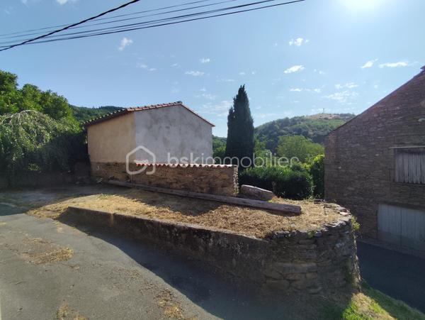 À seulement 5 minutes de Saint-Pons-de-Thomières, découvrez cette maison de village mitoyenne d’un côté, pleine de caractère, qui n’attend qu’un nouveau projet pour révéler tout son potentiel.

Ici, pas question de vous cacher les travaux à prévoir. En revanche, les volumes, le balcon, les dépendances et l’environnement offrent une très jolie base pour imaginer une maison chaleureuse, en résidence principale comme en maison de vacances.
BRASSAC – MAISON DE CARACTÈRE – BALCON – GARAGE – DÉPENDANCES – BEAU POTENTIEL
✨ Et parce qu’il est parfois difficile de se projeter au-delà d’une décoration ou de couleurs existantes, certaines photos ont été retravaillées en projection d’aménagement.
Murs éclaircis, cuisine revisitée… L’objectif n’est pas de vous montrer ce qui existe aujourd’hui, mais de vous aider à imaginer ce que cette maison pourrait devenir demain.

UNE MAISON AUX BEAUX VOLUMES

Après quelques marches en pierre, vous accédez à une grande cuisine d’environ 25 m², équipée d’un insert fermé.
Elle ouvre directement sur un balcon d’environ 6 m², avec une jolie vue sur la verdure : un vrai petit espace extérieur pour profiter des beaux jours.
Dans la continuité, vous découvrirez un salon lumineux d’environ 28 m² ainsi qu’un WC.
L’espace nuit se répartit en deux parties avec plusieurs chambres, dont une disposant déjà d’une douche et d’un lavabo, ainsi qu’un vestibule de 9 m² et une salle de bains d’environ 9 m².
Côté pratique, la maison dispose également d’un garage d'environ 30 m² et d’une cave/buanderie d'environ 30 m².
À l’extérieur, une petite parcelle d'environ 40 m² située devant la maison permet d’imaginer un coin détente, quelques plantations ou simplement un espace pour profiter du soleil.

🔧 CÔTÉ TECHNIQUE

La maison bénéficie déjà d’un chauffe-eau thermodynamique et de panneaux solaires. Il est également possible d’envisager l’installation d’un poêle.
Des travaux restent à prévoir, notamment l’électricité, le système de chauffage et la toiture ( nous avons un devis de 15000). Le prix et la présentation du bien tiennent naturellement compte de ces éléments.

❤️ UNE MAISON POUR CEUX QUI SAVENT SE PROJETER

Ce n’est peut-être pas la maison où l’on pose simplement ses valises… mais c’est justement ce qui fait son intérêt.
Avec quelques travaux et de bonnes idées, elle peut devenir un véritable cocon au cœur d’un environnement verdoyant, à quelques minutes seulement des commodités de Saint-Pons-de-Thomières.
📸 Certaines photos de l’annonce sont des projections réalisées à partir des pièces existantes afin de vous permettre de visualiser leur potentiel après rafraîchissement.
Et pour la suite du projet, nous pouvons également vous mettre en relation avec des artisans de confiance ainsi qu’une courtière.

📹 Vidéo sur demande – visite virtuelle possible.

Vous avez envie d’une maison avec du caractère et surtout d’un projet qui puisse devenir vraiment le vôtre ? Contactez-moi pour venir la découvrir.
Pour le titre d’annonce sur les portails, je partirais sur quelque chose de beaucoup plus efficace et factuel :
BRASSAC – MAISON DE CARACTÈRE – BALCON – GARAGE – DÉPENDANCES – BEAU POTENTIEL

🏡 Et si vous regardiez cette maison non pas telle qu’elle est… mais telle qu’elle pourrait devenir ? ✨