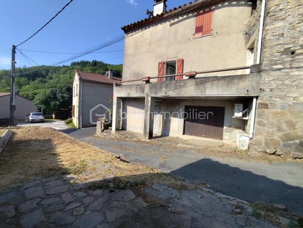 À seulement 5 minutes de Saint-Pons-de-Thomières, découvrez cette maison de village mitoyenne d’un côté, pleine de caractère, qui n’attend qu’un nouveau projet pour révéler tout son potentiel.

Ici, pas question de vous cacher les travaux à prévoir. En revanche, les volumes, le balcon, les dépendances et l’environnement offrent une très jolie base pour imaginer une maison chaleureuse, en résidence principale comme en maison de vacances.
BRASSAC – MAISON DE CARACTÈRE – BALCON – GARAGE – DÉPENDANCES – BEAU POTENTIEL
✨ Et parce qu’il est parfois difficile de se projeter au-delà d’une décoration ou de couleurs existantes, certaines photos ont été retravaillées en projection d’aménagement.
Murs éclaircis, cuisine revisitée… L’objectif n’est pas de vous montrer ce qui existe aujourd’hui, mais de vous aider à imaginer ce que cette maison pourrait devenir demain.

UNE MAISON AUX BEAUX VOLUMES

Après quelques marches en pierre, vous accédez à une grande cuisine d’environ 25 m², équipée d’un insert fermé.
Elle ouvre directement sur un balcon d’environ 6 m², avec une jolie vue sur la verdure : un vrai petit espace extérieur pour profiter des beaux jours.
Dans la continuité, vous découvrirez un salon lumineux d’environ 28 m² ainsi qu’un WC.
L’espace nuit se répartit en deux parties avec plusieurs chambres, dont une disposant déjà d’une douche et d’un lavabo, ainsi qu’un vestibule de 9 m² et une salle de bains d’environ 9 m².
Côté pratique, la maison dispose également d’un garage d'environ 30 m² et d’une cave/buanderie d'environ 30 m².
À l’extérieur, une petite parcelle d'environ 40 m² située devant la maison permet d’imaginer un coin détente, quelques plantations ou simplement un espace pour profiter du soleil.

🔧 CÔTÉ TECHNIQUE

La maison bénéficie déjà d’un chauffe-eau thermodynamique et de panneaux solaires. Il est également possible d’envisager l’installation d’un poêle.
Des travaux restent à prévoir, notamment l’électricité, le système de chauffage et la toiture ( nous avons un devis de 15000). Le prix et la présentation du bien tiennent naturellement compte de ces éléments.

❤️ UNE MAISON POUR CEUX QUI SAVENT SE PROJETER

Ce n’est peut-être pas la maison où l’on pose simplement ses valises… mais c’est justement ce qui fait son intérêt.
Avec quelques travaux et de bonnes idées, elle peut devenir un véritable cocon au cœur d’un environnement verdoyant, à quelques minutes seulement des commodités de Saint-Pons-de-Thomières.
📸 Certaines photos de l’annonce sont des projections réalisées à partir des pièces existantes afin de vous permettre de visualiser leur potentiel après rafraîchissement.
Et pour la suite du projet, nous pouvons également vous mettre en relation avec des artisans de confiance ainsi qu’une courtière.

📹 Vidéo sur demande – visite virtuelle possible.

Vous avez envie d’une maison avec du caractère et surtout d’un projet qui puisse devenir vraiment le vôtre ? Contactez-moi pour venir la découvrir.
Pour le titre d’annonce sur les portails, je partirais sur quelque chose de beaucoup plus efficace et factuel :
BRASSAC – MAISON DE CARACTÈRE – BALCON – GARAGE – DÉPENDANCES – BEAU POTENTIEL

🏡 Et si vous regardiez cette maison non pas telle qu’elle est… mais telle qu’elle pourrait devenir ? ✨