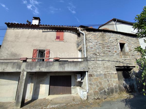 À seulement 5 minutes de Saint-Pons-de-Thomières, découvrez cette maison de village mitoyenne d’un côté, pleine de caractère, qui n’attend qu’un nouveau projet pour révéler tout son potentiel.

Ici, pas question de vous cacher les travaux à prévoir. En revanche, les volumes, le balcon, les dépendances et l’environnement offrent une très jolie base pour imaginer une maison chaleureuse, en résidence principale comme en maison de vacances.
BRASSAC – MAISON DE CARACTÈRE – BALCON – GARAGE – DÉPENDANCES – BEAU POTENTIEL
✨ Et parce qu’il est parfois difficile de se projeter au-delà d’une décoration ou de couleurs existantes, certaines photos ont été retravaillées en projection d’aménagement.
Murs éclaircis, cuisine revisitée… L’objectif n’est pas de vous montrer ce qui existe aujourd’hui, mais de vous aider à imaginer ce que cette maison pourrait devenir demain.

UNE MAISON AUX BEAUX VOLUMES

Après quelques marches en pierre, vous accédez à une grande cuisine d’environ 25 m², équipée d’un insert fermé.
Elle ouvre directement sur un balcon d’environ 6 m², avec une jolie vue sur la verdure : un vrai petit espace extérieur pour profiter des beaux jours.
Dans la continuité, vous découvrirez un salon lumineux d’environ 28 m² ainsi qu’un WC.
L’espace nuit se répartit en deux parties avec plusieurs chambres, dont une disposant déjà d’une douche et d’un lavabo, ainsi qu’un vestibule de 9 m² et une salle de bains d’environ 9 m².
Côté pratique, la maison dispose également d’un garage d'environ 30 m² et d’une cave/buanderie d'environ 30 m².
À l’extérieur, une petite parcelle d'environ 40 m² située devant la maison permet d’imaginer un coin détente, quelques plantations ou simplement un espace pour profiter du soleil.

🔧 CÔTÉ TECHNIQUE

La maison bénéficie déjà d’un chauffe-eau thermodynamique et de panneaux solaires. Il est également possible d’envisager l’installation d’un poêle.
Des travaux restent à prévoir, notamment l’électricité, le système de chauffage et la toiture ( nous avons un devis de 15000). Le prix et la présentation du bien tiennent naturellement compte de ces éléments.

❤️ UNE MAISON POUR CEUX QUI SAVENT SE PROJETER

Ce n’est peut-être pas la maison où l’on pose simplement ses valises… mais c’est justement ce qui fait son intérêt.
Avec quelques travaux et de bonnes idées, elle peut devenir un véritable cocon au cœur d’un environnement verdoyant, à quelques minutes seulement des commodités de Saint-Pons-de-Thomières.
📸 Certaines photos de l’annonce sont des projections réalisées à partir des pièces existantes afin de vous permettre de visualiser leur potentiel après rafraîchissement.
Et pour la suite du projet, nous pouvons également vous mettre en relation avec des artisans de confiance ainsi qu’une courtière.

📹 Vidéo sur demande – visite virtuelle possible.

Vous avez envie d’une maison avec du caractère et surtout d’un projet qui puisse devenir vraiment le vôtre ? Contactez-moi pour venir la découvrir.
Pour le titre d’annonce sur les portails, je partirais sur quelque chose de beaucoup plus efficace et factuel :
BRASSAC – MAISON DE CARACTÈRE – BALCON – GARAGE – DÉPENDANCES – BEAU POTENTIEL

🏡 Et si vous regardiez cette maison non pas telle qu’elle est… mais telle qu’elle pourrait devenir ? ✨