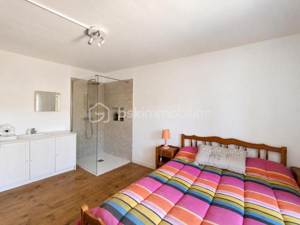 À seulement 5 minutes de Saint-Pons-de-Thomières, découvrez cette maison de village mitoyenne d’un côté, pleine de caractère, qui n’attend qu’un nouveau projet pour révéler tout son potentiel.

Ici, pas question de vous cacher les travaux à prévoir. En revanche, les volumes, le balcon, les dépendances et l’environnement offrent une très jolie base pour imaginer une maison chaleureuse, en résidence principale comme en maison de vacances.
BRASSAC – MAISON DE CARACTÈRE – BALCON – GARAGE – DÉPENDANCES – BEAU POTENTIEL
✨ Et parce qu’il est parfois difficile de se projeter au-delà d’une décoration ou de couleurs existantes, certaines photos ont été retravaillées en projection d’aménagement.
Murs éclaircis, cuisine revisitée… L’objectif n’est pas de vous montrer ce qui existe aujourd’hui, mais de vous aider à imaginer ce que cette maison pourrait devenir demain.

UNE MAISON AUX BEAUX VOLUMES

Après quelques marches en pierre, vous accédez à une grande cuisine d’environ 25 m², équipée d’un insert fermé.
Elle ouvre directement sur un balcon d’environ 6 m², avec une jolie vue sur la verdure : un vrai petit espace extérieur pour profiter des beaux jours.
Dans la continuité, vous découvrirez un salon lumineux d’environ 28 m² ainsi qu’un WC.
L’espace nuit se répartit en deux parties avec plusieurs chambres, dont une disposant déjà d’une douche et d’un lavabo, ainsi qu’un vestibule de 9 m² et une salle de bains d’environ 9 m².
Côté pratique, la maison dispose également d’un garage d'environ 30 m² et d’une cave/buanderie d'environ 30 m².
À l’extérieur, une petite parcelle d'environ 40 m² située devant la maison permet d’imaginer un coin détente, quelques plantations ou simplement un espace pour profiter du soleil.

🔧 CÔTÉ TECHNIQUE

La maison bénéficie déjà d’un chauffe-eau thermodynamique et de panneaux solaires. Il est également possible d’envisager l’installation d’un poêle.
Des travaux restent à prévoir, notamment l’électricité, le système de chauffage et la toiture ( nous avons un devis de 15000). Le prix et la présentation du bien tiennent naturellement compte de ces éléments.

❤️ UNE MAISON POUR CEUX QUI SAVENT SE PROJETER

Ce n’est peut-être pas la maison où l’on pose simplement ses valises… mais c’est justement ce qui fait son intérêt.
Avec quelques travaux et de bonnes idées, elle peut devenir un véritable cocon au cœur d’un environnement verdoyant, à quelques minutes seulement des commodités de Saint-Pons-de-Thomières.
📸 Certaines photos de l’annonce sont des projections réalisées à partir des pièces existantes afin de vous permettre de visualiser leur potentiel après rafraîchissement.
Et pour la suite du projet, nous pouvons également vous mettre en relation avec des artisans de confiance ainsi qu’une courtière.

📹 Vidéo sur demande – visite virtuelle possible.

Vous avez envie d’une maison avec du caractère et surtout d’un projet qui puisse devenir vraiment le vôtre ? Contactez-moi pour venir la découvrir.
Pour le titre d’annonce sur les portails, je partirais sur quelque chose de beaucoup plus efficace et factuel :
BRASSAC – MAISON DE CARACTÈRE – BALCON – GARAGE – DÉPENDANCES – BEAU POTENTIEL

🏡 Et si vous regardiez cette maison non pas telle qu’elle est… mais telle qu’elle pourrait devenir ? ✨