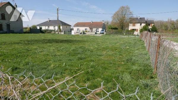 A VENDRE, à 30 min de REIMS, à 5 min de l'axe routier entre REIMS et RETHEL à ALINCOURT, une pa...