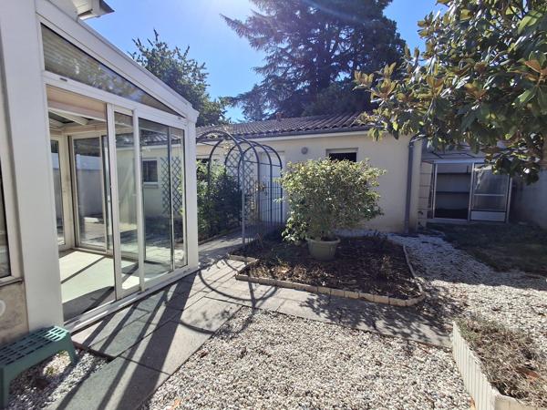 MAISON DE VILLE AVEC DEPENDANCE, GARAGE ET JARDIN CLOS