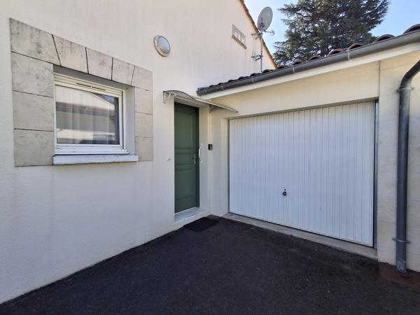 MAISON DE VILLE AVEC DEPENDANCE, GARAGE ET JARDIN CLOS
