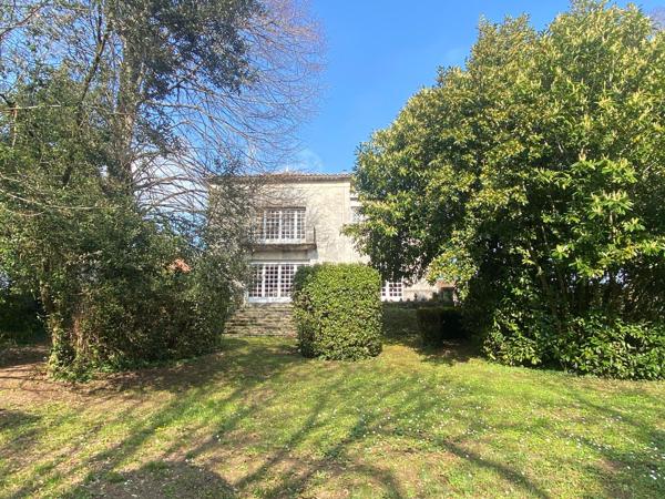 JONZAC : Ensemble immobilier avec 2 maisons, dépendances et parc