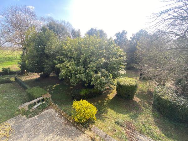 JONZAC : Ensemble immobilier avec 2 maisons, dépendances et parc