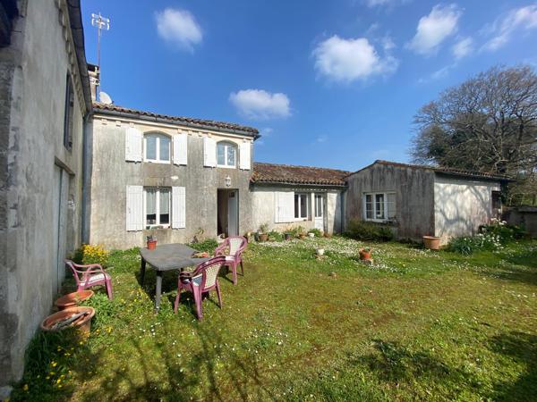 JONZAC : Ensemble immobilier avec 2 maisons, dépendances et parc