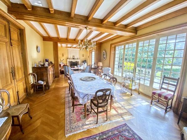 JONZAC : Ensemble immobilier avec 2 maisons, dépendances et parc