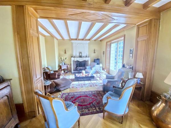 JONZAC : Ensemble immobilier avec 2 maisons, dépendances et parc