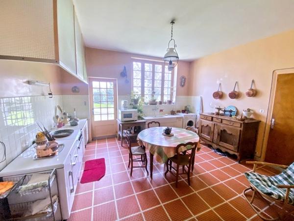 JONZAC : Ensemble immobilier avec 2 maisons, dépendances et parc