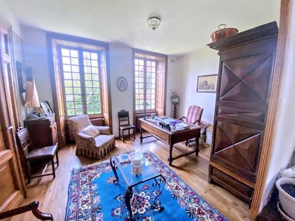 JONZAC : Ensemble immobilier avec 2 maisons, dépendances et parc