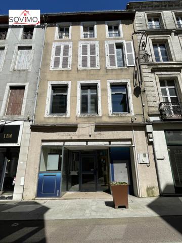 AU COEUR DE LA VILLE, IMMEUBLE AVEC LOCAL COMMERCIAL ET BUREAUX + UNE PARTIE A RENOVER