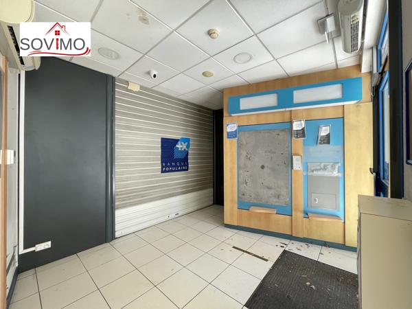 AU COEUR DE LA VILLE, IMMEUBLE AVEC LOCAL COMMERCIAL ET BUREAUX + UNE PARTIE A RENOVER