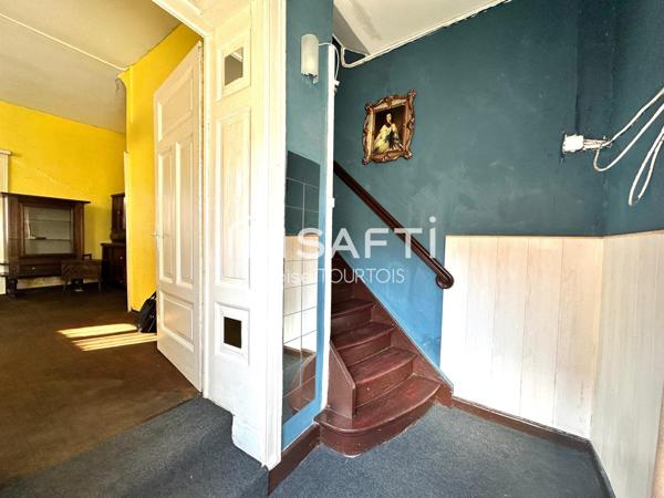 Maison à rénover avec fort potentiel, idéalement située en lisière de forêt dans un secteur recherché.