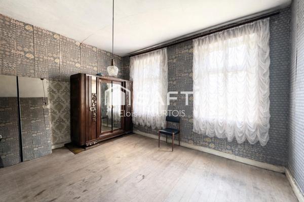 Maison à rénover avec fort potentiel, idéalement située en lisière de forêt dans un secteur recherché.