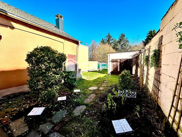 Maison à rénover avec fort potentiel, idéalement située en lisière de forêt dans un secteur recherché.