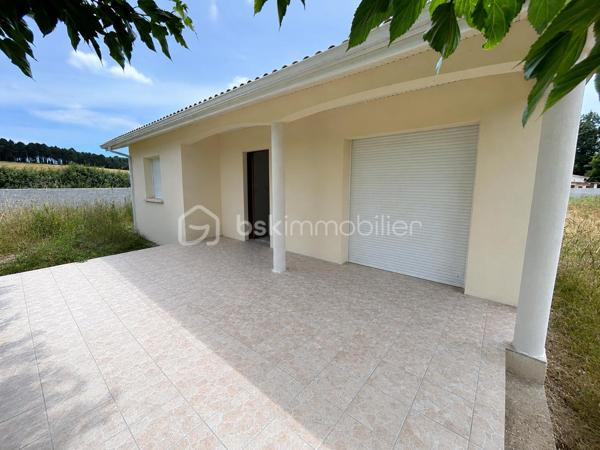 BSK Immobilier vous propose en exclusivité, sur la commune du Fouilloux, cette maison de 57 m² en autoconstruction, implantée sur un terrain de 1 249 m².

Elle se compose d'une pièce de vie lumineuse d'environ 36 m², d'une salle d'eau de 5 m² ainsi que de deux bureaux d'environ 7,80 m² chacun.

La maison est équipée de volets roulants électriques et bénéficie de trois portails permettant un accès pratique à la propriété.

Des travaux restent à prévoir, notamment l'installation de la cuisine ainsi que la mise en place d'un système de chauffage, offrant ainsi la possibilité de personnaliser le bien selon vos envies.

Le terrain, situé en zone UA, dispose encore d'un potentiel constructible, offrant des perspectives d'agrandissement ou de réalisation d'un projet complémentaire, sous réserve des autorisations d'urbanisme en vigueur.

Une opportunité idéale pour un projet d'habitation ou un investissement à façonner selon vos besoins.