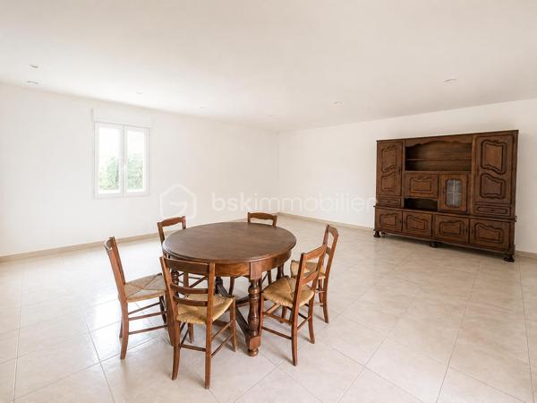 BSK Immobilier vous propose en exclusivité, sur la commune du Fouilloux, cette maison de 57 m² en autoconstruction, implantée sur un terrain de 1 249 m².

Elle se compose d'une pièce de vie lumineuse d'environ 36 m², d'une salle d'eau de 5 m² ainsi que de deux bureaux d'environ 7,80 m² chacun.

La maison est équipée de volets roulants électriques et bénéficie de trois portails permettant un accès pratique à la propriété.

Des travaux restent à prévoir, notamment l'installation de la cuisine ainsi que la mise en place d'un système de chauffage, offrant ainsi la possibilité de personnaliser le bien selon vos envies.

Le terrain, situé en zone UA, dispose encore d'un potentiel constructible, offrant des perspectives d'agrandissement ou de réalisation d'un projet complémentaire, sous réserve des autorisations d'urbanisme en vigueur.

Une opportunité idéale pour un projet d'habitation ou un investissement à façonner selon vos besoins.