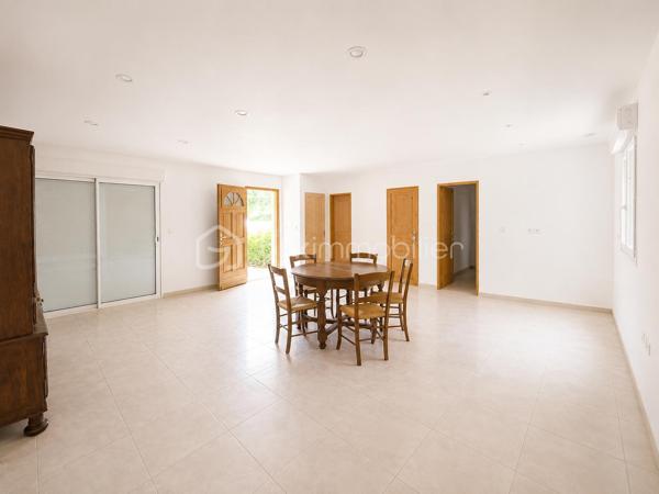 BSK Immobilier vous propose en exclusivité, sur la commune du Fouilloux, cette maison de 57 m² en autoconstruction, implantée sur un terrain de 1 249 m².

Elle se compose d'une pièce de vie lumineuse d'environ 36 m², d'une salle d'eau de 5 m² ainsi que de deux bureaux d'environ 7,80 m² chacun.

La maison est équipée de volets roulants électriques et bénéficie de trois portails permettant un accès pratique à la propriété.

Des travaux restent à prévoir, notamment l'installation de la cuisine ainsi que la mise en place d'un système de chauffage, offrant ainsi la possibilité de personnaliser le bien selon vos envies.

Le terrain, situé en zone UA, dispose encore d'un potentiel constructible, offrant des perspectives d'agrandissement ou de réalisation d'un projet complémentaire, sous réserve des autorisations d'urbanisme en vigueur.

Une opportunité idéale pour un projet d'habitation ou un investissement à façonner selon vos besoins.