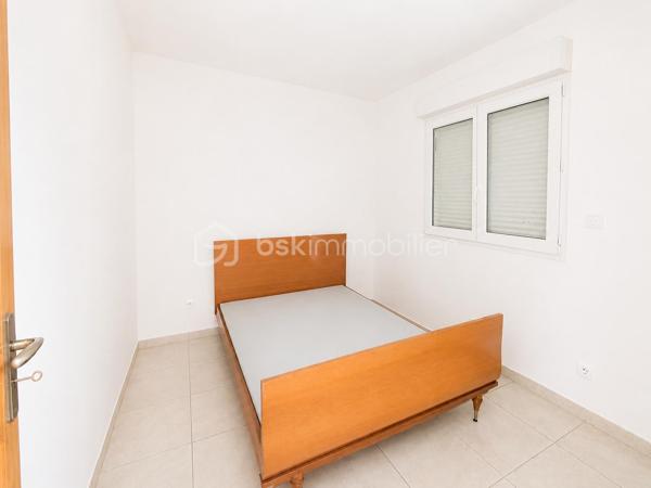 BSK Immobilier vous propose en exclusivité, sur la commune du Fouilloux, cette maison de 57 m² en autoconstruction, implantée sur un terrain de 1 249 m².

Elle se compose d'une pièce de vie lumineuse d'environ 36 m², d'une salle d'eau de 5 m² ainsi que de deux bureaux d'environ 7,80 m² chacun.

La maison est équipée de volets roulants électriques et bénéficie de trois portails permettant un accès pratique à la propriété.

Des travaux restent à prévoir, notamment l'installation de la cuisine ainsi que la mise en place d'un système de chauffage, offrant ainsi la possibilité de personnaliser le bien selon vos envies.

Le terrain, situé en zone UA, dispose encore d'un potentiel constructible, offrant des perspectives d'agrandissement ou de réalisation d'un projet complémentaire, sous réserve des autorisations d'urbanisme en vigueur.

Une opportunité idéale pour un projet d'habitation ou un investissement à façonner selon vos besoins.