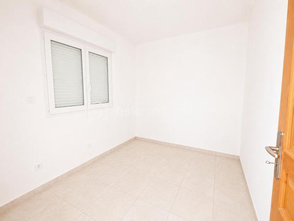 BSK Immobilier vous propose en exclusivité, sur la commune du Fouilloux, cette maison de 57 m² en autoconstruction, implantée sur un terrain de 1 249 m².

Elle se compose d'une pièce de vie lumineuse d'environ 36 m², d'une salle d'eau de 5 m² ainsi que de deux bureaux d'environ 7,80 m² chacun.

La maison est équipée de volets roulants électriques et bénéficie de trois portails permettant un accès pratique à la propriété.

Des travaux restent à prévoir, notamment l'installation de la cuisine ainsi que la mise en place d'un système de chauffage, offrant ainsi la possibilité de personnaliser le bien selon vos envies.

Le terrain, situé en zone UA, dispose encore d'un potentiel constructible, offrant des perspectives d'agrandissement ou de réalisation d'un projet complémentaire, sous réserve des autorisations d'urbanisme en vigueur.

Une opportunité idéale pour un projet d'habitation ou un investissement à façonner selon vos besoins.