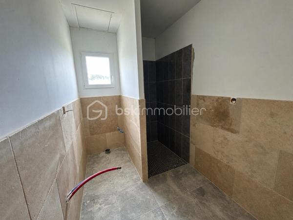 BSK Immobilier vous propose en exclusivité, sur la commune du Fouilloux, cette maison de 57 m² en autoconstruction, implantée sur un terrain de 1 249 m².

Elle se compose d'une pièce de vie lumineuse d'environ 36 m², d'une salle d'eau de 5 m² ainsi que de deux bureaux d'environ 7,80 m² chacun.

La maison est équipée de volets roulants électriques et bénéficie de trois portails permettant un accès pratique à la propriété.

Des travaux restent à prévoir, notamment l'installation de la cuisine ainsi que la mise en place d'un système de chauffage, offrant ainsi la possibilité de personnaliser le bien selon vos envies.

Le terrain, situé en zone UA, dispose encore d'un potentiel constructible, offrant des perspectives d'agrandissement ou de réalisation d'un projet complémentaire, sous réserve des autorisations d'urbanisme en vigueur.

Une opportunité idéale pour un projet d'habitation ou un investissement à façonner selon vos besoins.