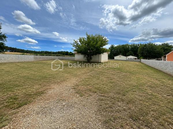 BSK Immobilier vous propose en exclusivité, sur la commune du Fouilloux, cette maison de 57 m² en autoconstruction, implantée sur un terrain de 1 249 m².

Elle se compose d'une pièce de vie lumineuse d'environ 36 m², d'une salle d'eau de 5 m² ainsi que de deux bureaux d'environ 7,80 m² chacun.

La maison est équipée de volets roulants électriques et bénéficie de trois portails permettant un accès pratique à la propriété.

Des travaux restent à prévoir, notamment l'installation de la cuisine ainsi que la mise en place d'un système de chauffage, offrant ainsi la possibilité de personnaliser le bien selon vos envies.

Le terrain, situé en zone UA, dispose encore d'un potentiel constructible, offrant des perspectives d'agrandissement ou de réalisation d'un projet complémentaire, sous réserve des autorisations d'urbanisme en vigueur.

Une opportunité idéale pour un projet d'habitation ou un investissement à façonner selon vos besoins.