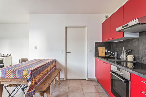 Chambery , T3 recent loue, avec terrasse et parking