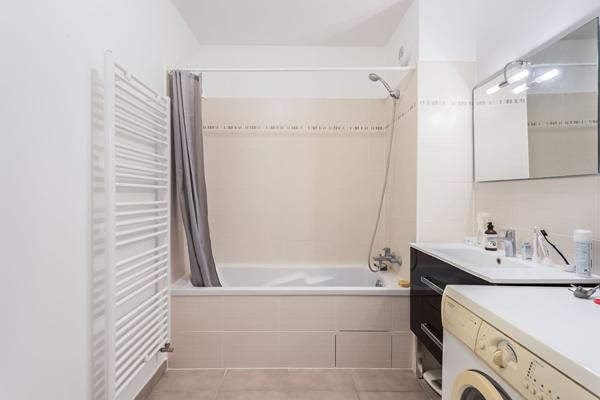 Chambery , T3 recent loue, avec terrasse et parking