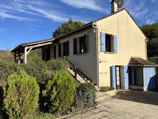 Maison contemporaine - Sarlat-la-caneda En Périgord Noir, à quelques minutes du village de SAINT-JULIEN-DE-LAMPON, maison traditionnelle d'environ 130 m² habitables avec piscine et vue.