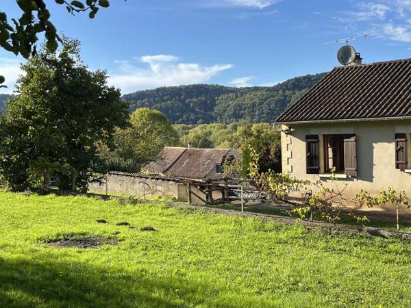 Maison contemporaine - Sarlat-la-caneda En Périgord Noir, à quelques minutes du village de SAINT-JULIEN-DE-LAMPON, maison traditionnelle d'environ 130 m² habitables avec piscine et vue.