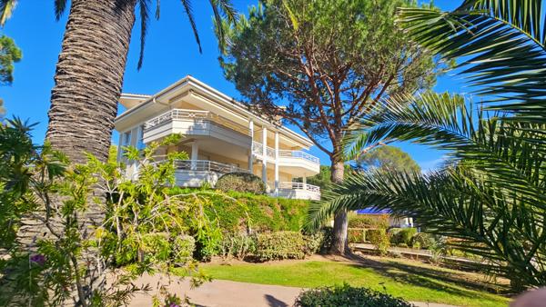 Boulouris (83700) Appartement avec terrasse et jardin 3 pièces à vendre à Saint-Raphaël + garage + cave