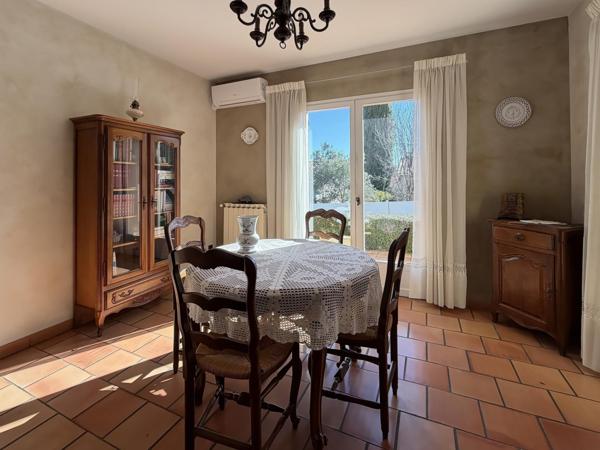 Maison de plain pied de construction traditionnelle avec garage