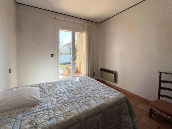 Maison de plain pied de construction traditionnelle avec garage