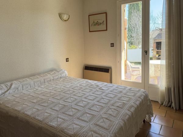 Maison de plain pied de construction traditionnelle avec garage