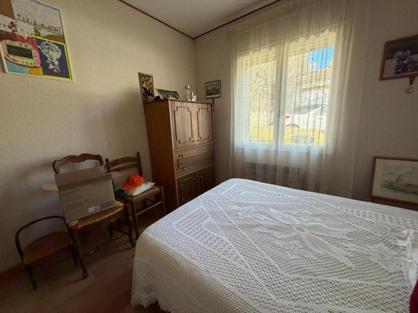 Maison de plain pied de construction traditionnelle avec garage