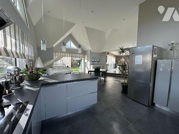 A VENDRE Maison T6, 4 chambres, à AMFREVILLE-LA-MI-VOIE (76920). Maison contemporaine d'archite...