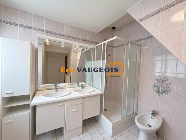 Vente                                                      Appartement
                        
                     4 pièces                      100 m2                     à Coulommiers