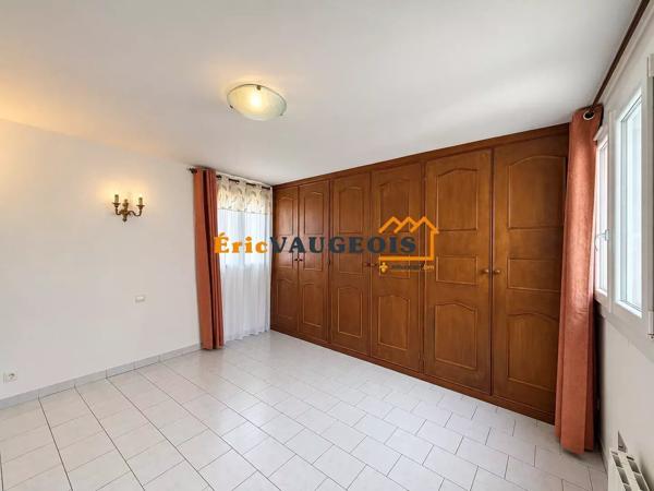 Vente                                                      Appartement
                        
                     4 pièces                      100 m2                     à Coulommiers