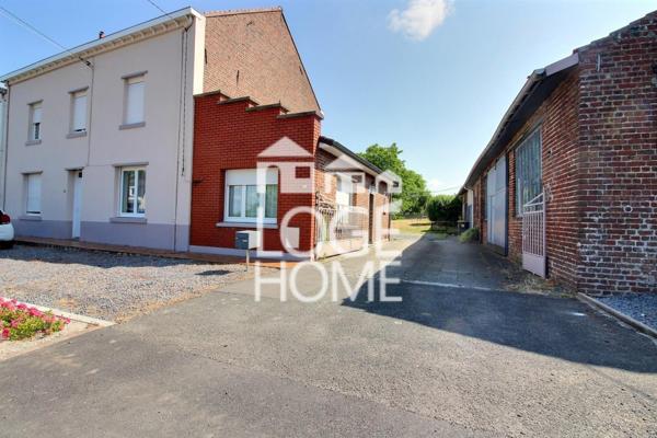 Propriété comprenant 2 habitations louées, une forge et un terrain constructuble centre village de violaines