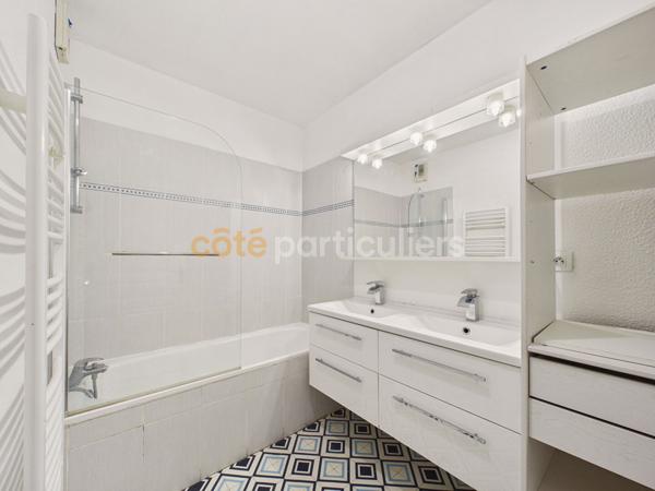Vente
                Appartement124 m² - 5 Pièces -
                    BORDEAUX (33100)