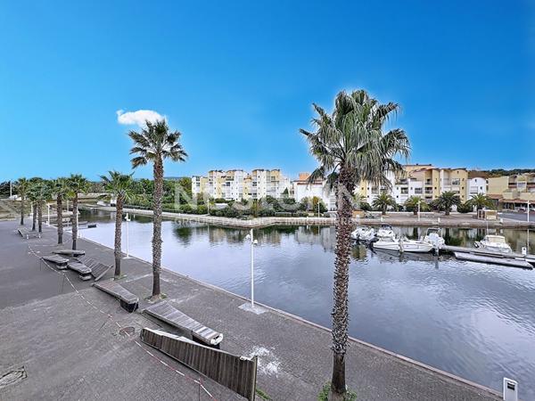 Charmant studio mezzanine rénové de 21.5 m² avec balcon, vue port & place de parking privative, Gruissan 11430