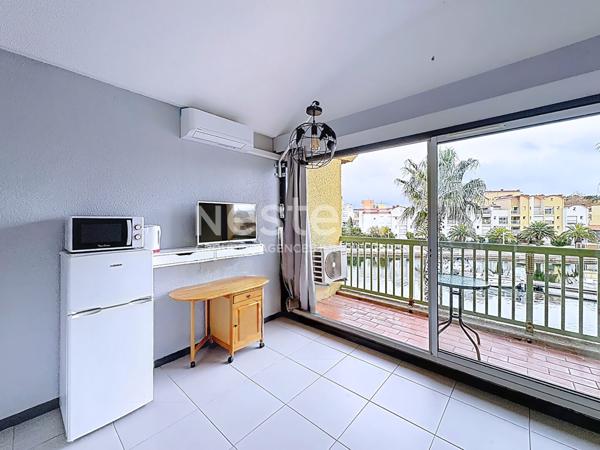 Charmant studio mezzanine rénové de 21.5 m² avec balcon, vue port & place de parking privative, Gruissan 11430