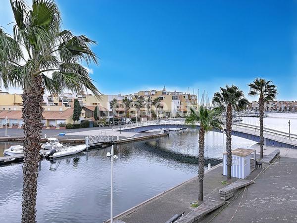 Charmant studio mezzanine rénové de 21.5 m² avec balcon, vue port & place de parking privative, Gruissan 11430