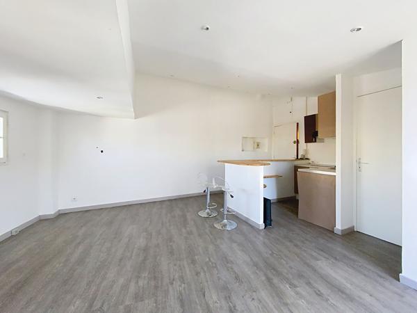 Vieux-Nice. Studio au dernier étage avec vue exceptionnelle