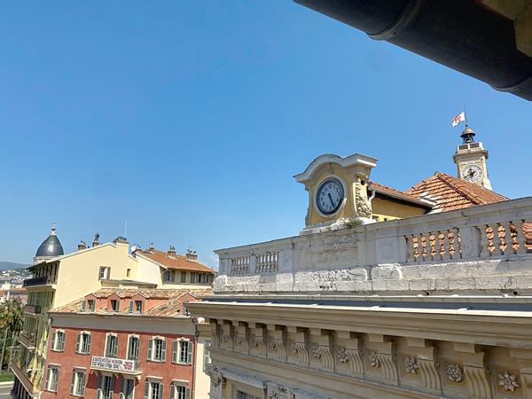 Vieux-Nice. Studio au dernier étage avec vue exceptionnelle