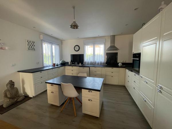 20 min de Dole, maison de 132 m² récente de plain pied sur 1009 m² de terrain.